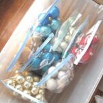 1. Pokud chcete mít ozdoby roztříděné pěkně podle barvy (či typu), použijte rychlouzavíratelné sáčky.