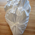 2. Zabalte umělý stromeček do velkého ubrusu (nebo více menších ubrusů). Pak ho můžete uložit například na půdu a nemuset se bát, že se ušpiní.