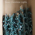 3. Světelné řetězy namotejte kolem kartonových obdélníků.