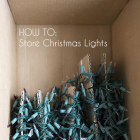 3. Světelné řetězy namotejte kolem kartonových obdélníků.