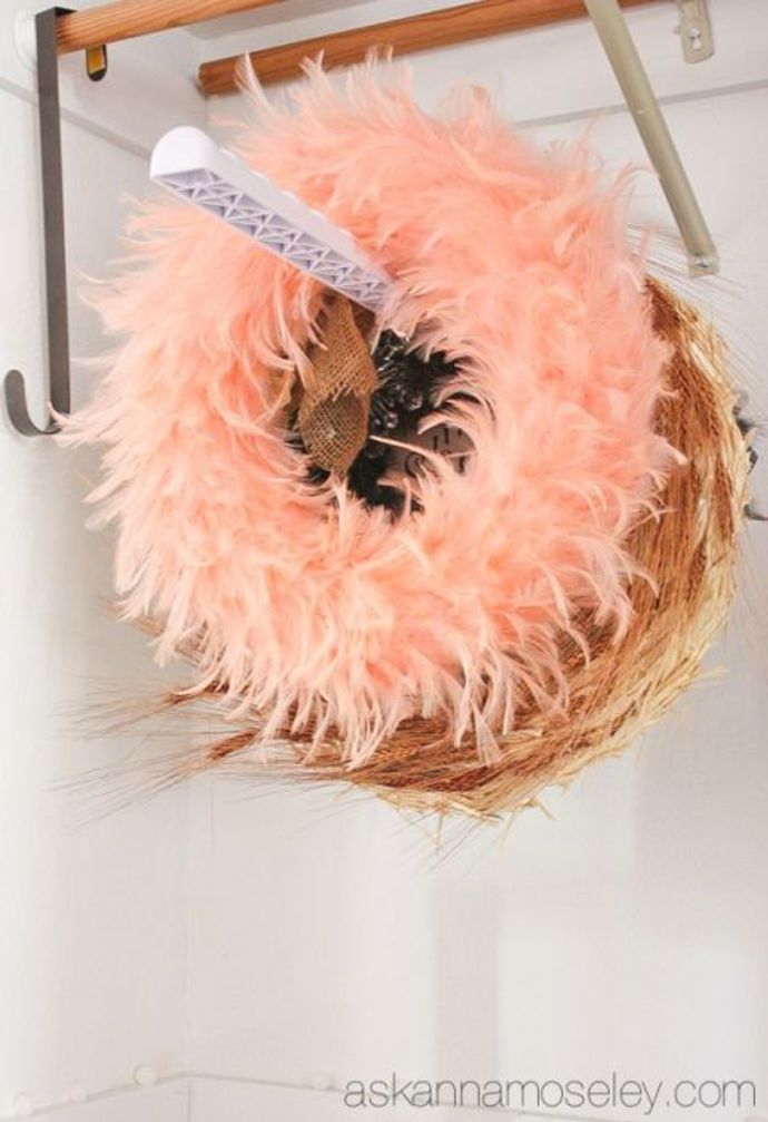 8. Pokud máte šatní skříň s tímto praktickým organizérem, můžete na něj navléknout vánoční věnce.