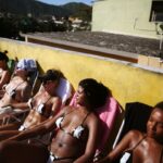 Nevzhledné od sluníčka vypálené linie jsou minulostí. V brazilském Riu de Janeiru otevřeli lázně, jejichž klientky upřednostňují lepicí pásku před bikinami.