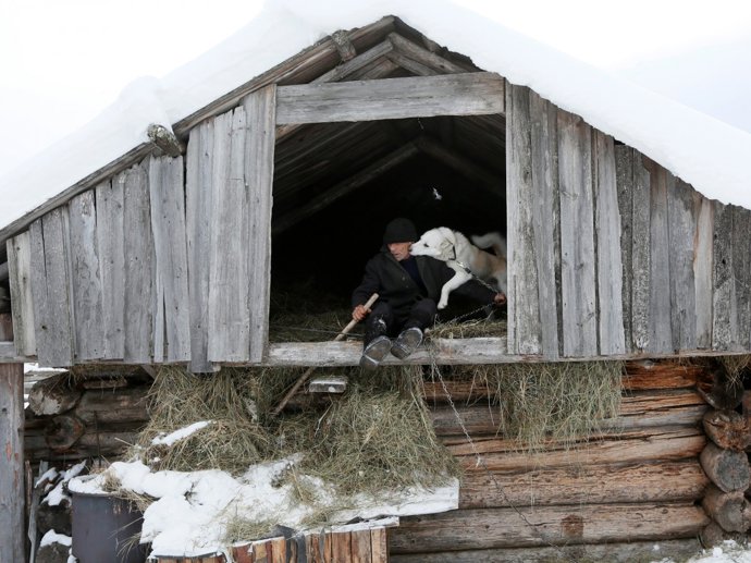Tady je na fotce se svým milovaným psem Severem.