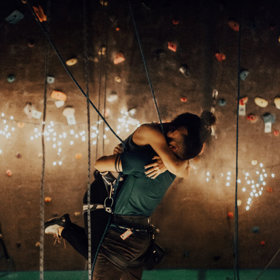 Spojuje je silná vášeň k horolezectví, a tak měl Luis jasno, kde svou partnerku požádá o ruku.