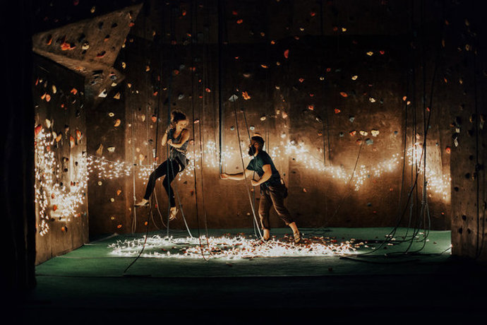 Když Maddy vyšplhala na jeden z nich, dal Luis signál svým kamarádům čekajícím dole, aby zhasli a nainstalovali světelné řetězy a rozprostřeli okvětní lístky.