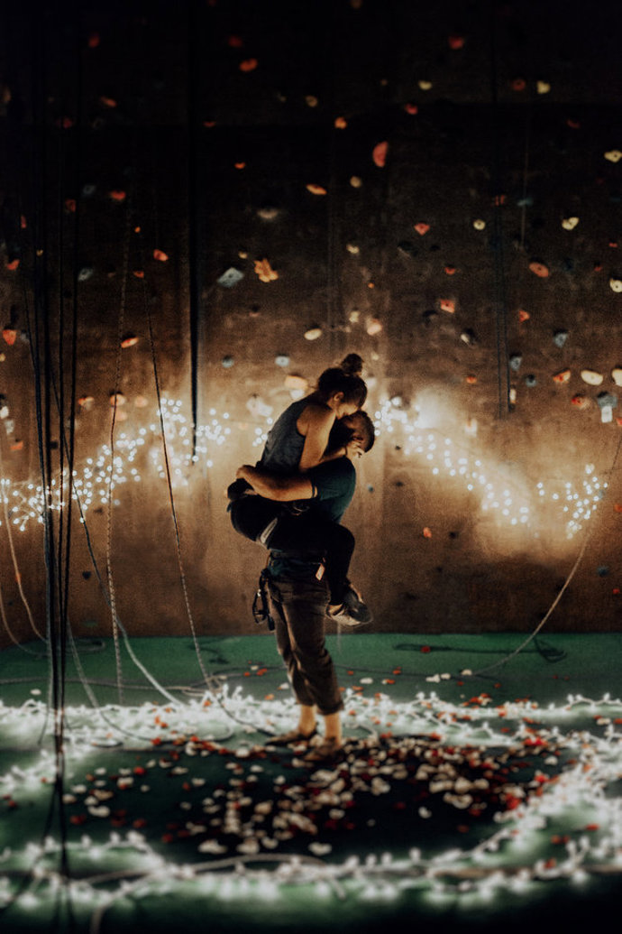 „Najednou si uvědomila, co se děje, a začala plakat. Slanil jsem ji dolů, zeptal se jí, jestli si mě vezme, a ona začala brečet a smát se zároveň,“ dodal Luis.