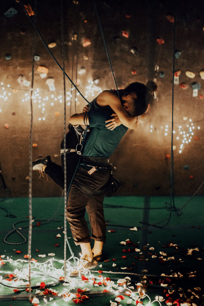 Během Maddyina sestupu se rozezněla oblíbená písnička páru „First Day of My Life“ od skupiny Bright Eyes.