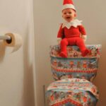 Čtyřměsíční Santa balí záchod do papíru a cpe sušenky do televize. Podívejte se, jak ho s fotoaparátem přistihl tatínek