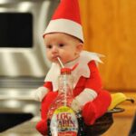 Čtyřměsíční Santa balí záchod do papíru a cpe sušenky do televize. Podívejte se, jak ho s fotoaparátem přistihl tatínek