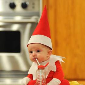 Čtyřměsíční Santa balí záchod do papíru a cpe sušenky do televize. Podívejte se, jak ho s fotoaparátem přistihl tatínek