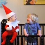 Čtyřměsíční Santa balí záchod do papíru a cpe sušenky do televize. Podívejte se, jak ho s fotoaparátem přistihl tatínek