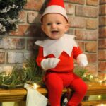 Čtyřměsíční Santa balí záchod do papíru a cpe sušenky do televize. Podívejte se, jak ho s fotoaparátem přistihl tatínek