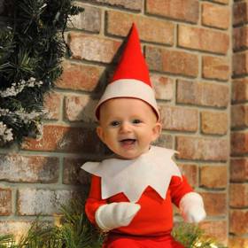 Čtyřměsíční Santa balí záchod do papíru a cpe sušenky do televize. Podívejte se, jak ho s fotoaparátem přistihl tatínek