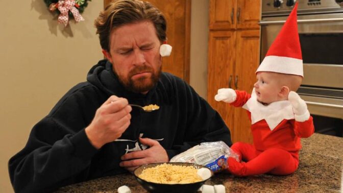 Na kanadské žertíky si tento neposedný Santa potrpí. Zvlášť když se poblíž nachomýtne tatínek.