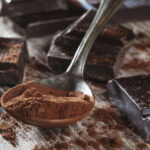 Atletům, kteří se této studie účastnili, stačilo pouhých 40 gramů tmavé čokolády denně k tomu, aby se jejich časy i celková uražená vzdálenost zlepšily o zhruba 17%.