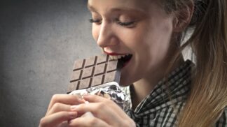 Tmavá čokoláda má na náš organismus blahodárný vliv.