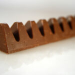 5. Každoročně zkonzumujeme víc Toblerone, než je obvod zeměkoule. Amanda EvertzMajor si dala tu práci a spočítala, jak dlouhý by byl had z čokolád, které si svět dopřeje za rok. Držte si klobouky – neuvěřitelných 62 000 kilometrů!