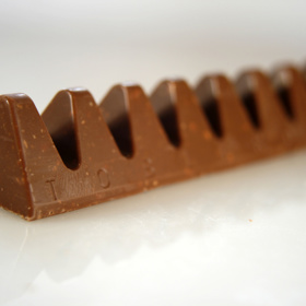5. Každoročně zkonzumujeme víc Toblerone, než je obvod zeměkoule. Amanda EvertzMajor si dala tu práci a spočítala, jak dlouhý by byl had z čokolád, které si svět dopřeje za rok. Držte si klobouky – neuvěřitelných 62 000 kilometrů!