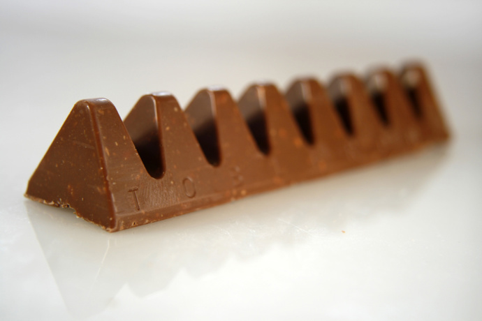 5. Každoročně zkonzumujeme víc Toblerone, než je obvod zeměkoule. Amanda EvertzMajor si dala tu práci a spočítala, jak dlouhý by byl had z čokolád, které si svět dopřeje za rok. Držte si klobouky – neuvěřitelných 62 000 kilometrů!