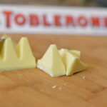 6. Tvar čokolády inspirovaly tanečnice. Připomíná vám Toblerone svým tvarem hory? Nejste sami – mnoho lidí věří, že předlohou pro tuto cukrovinku se staly švýcarské vrcholky. Pravda se však nachází jinde. Totiž v pařížském kabaretu. Tamější tanečnice vždy na konci představení utvoří pyramidu. A jsme doma.