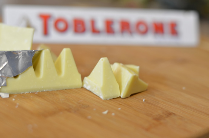6. Tvar čokolády inspirovaly tanečnice. Připomíná vám Toblerone svým tvarem hory? Nejste sami – mnoho lidí věří, že předlohou pro tuto cukrovinku se staly švýcarské vrcholky. Pravda se však nachází jinde. Totiž v pařížském kabaretu. Tamější tanečnice vždy na konci představení utvoří pyramidu. A jsme doma.