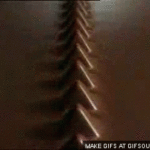 3. Jíte ji špatně. Předloni na internet prosáklo video, které ukazuje, že celý svět konzumoval oblíbenou pochoutku špatně. Také odlamujete trojúhelníčky směrem od tyčinky? Tak to zkuste opačně. Odlomený trojúhelník bude dokonalý.