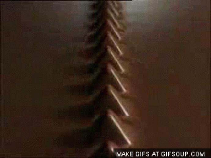 3. Jíte ji špatně. Předloni na internet prosáklo video, které ukazuje, že celý svět konzumoval oblíbenou pochoutku špatně. Také odlamujete trojúhelníčky směrem od tyčinky? Tak to zkuste opačně. Odlomený trojúhelník bude dokonalý.