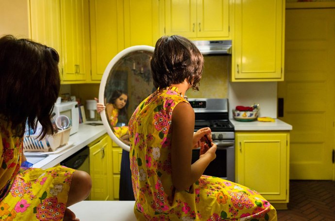 Své objekty Isabel s oblibou zachycuje před výrazným pozadím, ať už jde o barvy nebo nápadité bytové dekorace.