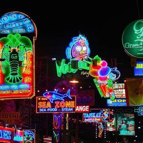 attaya už dávno není tím ušmudlaným letoviskem, kterému je lepší se vyhnout. Ostatně statistická čísla hovoří jasně. Z šestnácti milionů turistů, kteří ročně do Thajska vyrazí, jich do Pattayi zavítá celých pět milionů.