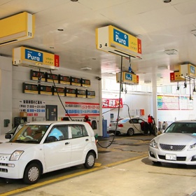 1. Unikátní čerpací stanice, ve kterých se vám nemůže stát, že výdejní pistolí nedosáhnete k nádrži.