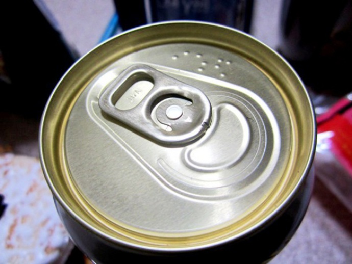 4. Nápoje v plechovkách pro slepce (jméno nápoje je na plechovce uvedeno i Braillovým písmem).