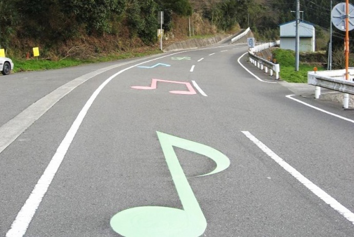 12. Silnice, na kterých hrají příjemné melodie.