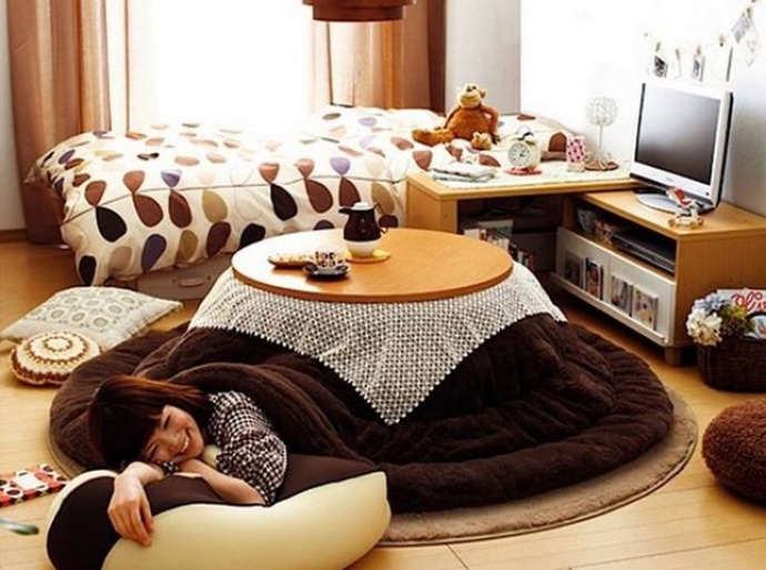 14. Takzvané kotatsu (stoly do kterých je zakomponovaná vyhřívaná deka).