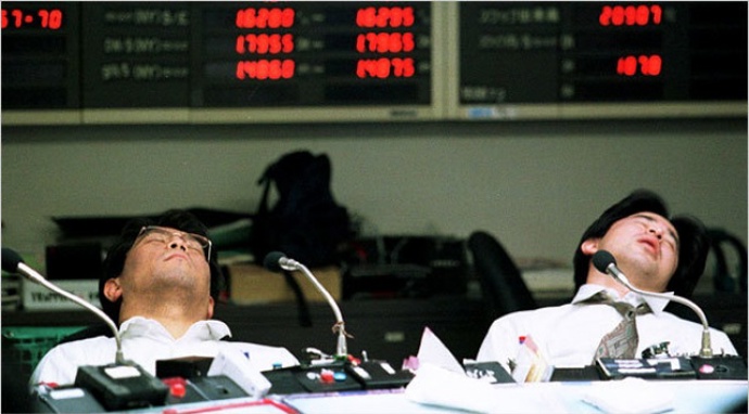 16. Šance zdřímnout si v práci (těmto zvláštním přestávkám se říká „inemuri“).