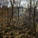 1. Starý židovský hřbitov v Praze-Josefově (Česká republika). Na tomto hřbitově najdete místa, kde se v zemi nachází až 12 vrstev hrobů.