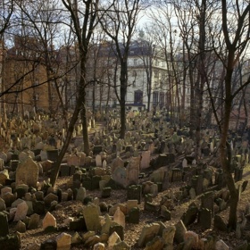 1. Starý židovský hřbitov v Praze-Josefově (Česká republika). Na tomto hřbitově najdete místa, kde se v zemi nachází až 12 vrstev hrobů.