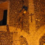 4. Capela dos Ossos (Portugalsko). Tato kaple je relativně malá, ale navzdory tomu se v ní ukrývají ostatky více než 5000 mnichů.