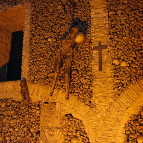 4. Capela dos Ossos (Portugalsko). Tato kaple je relativně malá, ale navzdory tomu se v ní ukrývají ostatky více než 5000 mnichů.