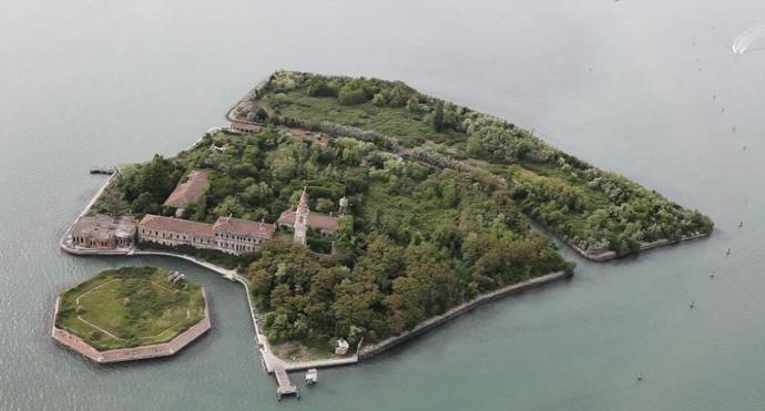 11. Ostrov Poveglia (Itálie). Podle dostupných informací je zde pohřbeno více než 160 000 lidí, kterí padli za oběť moru.