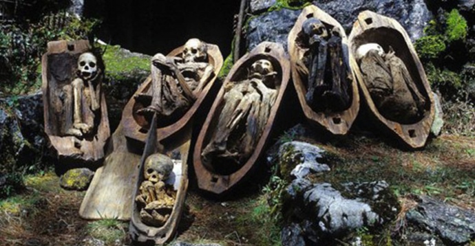 13. Kabayan Mummy Burial Caves (Filipíny). Zde se nalézají slavné kabayanské mumie. Mimochodem, jejich duše prý stále bloudí po jeskyních.