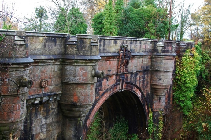 14. Overtoun Bridge (Skotsko). Z tohoto mostu bezdůvodně skočilo několik desítek psů.