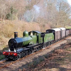 V mauretánské poušti se mezi dunami pohybuje vlak dlouhý přes 2,5 kilometru s nákladem neuvěřitelných 22 tun železné rudy, protože právě ta je hlavním zdrojem bohatství země.