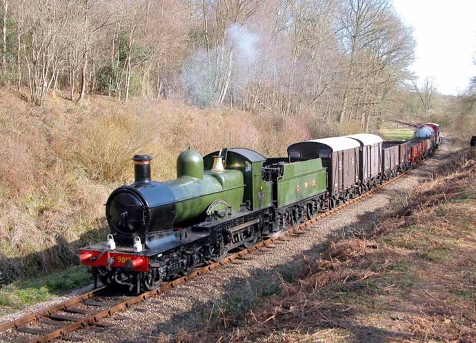 V mauretánské poušti se mezi dunami pohybuje vlak dlouhý přes 2,5 kilometru s nákladem neuvěřitelných 22 tun železné rudy, protože právě ta je hlavním zdrojem bohatství země.