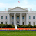 1. Nový prezident je odpovědný za přesun všech svých věcí. Musí si tedy sám zajistit stěhováky a tak dále.  Vláda mu účet proplatí, ale až později.