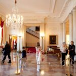 4. Úklid a další potřebné úkony musí zvládnout zaměstnanci Bílého domu – žádná externí firma se za tímto účelem nenajímá. Dělba práce je prý „organizována s baletní choreografií“.