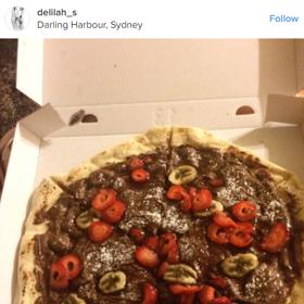 Jakmile tento trend prosákl, vrhli se nadšení pekaři z celého světa do příprav. Je libo tu s banánem a jahodami?