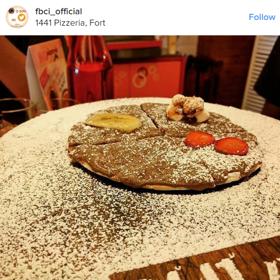 Představa zakousnutí se do této sladké pizzy je nesnesitelná, pokud nemáte po ruce alespoň pikslu Nutelly.