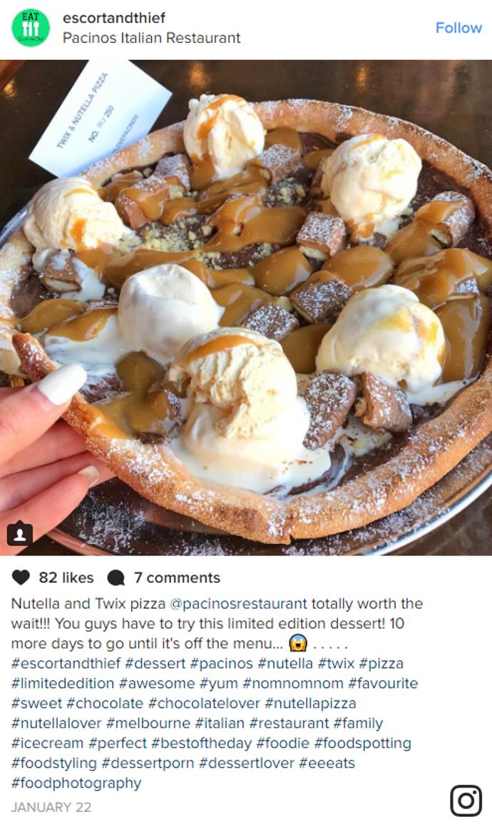 Nutellová pizza s nalámanými sušenkami Twix a zmrzlinou... Když už, tak už!