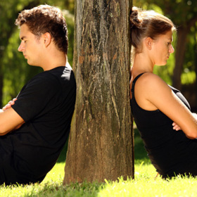 1. Nešetří slovy „miluji tě“, ale má na vás čas jen párkrát do měsíce. Krásný a pevný vztah nevyroste sám od sebe. Vyžaduje mnoho práce a úsilí z obou stran. Pokud si na vás partner najde čas jen někdy a ještě vás obviňuje ze zaneprázdněnosti, pusťte ho. Takový člověk touží po volnosti. Ne po intimním vztahu.