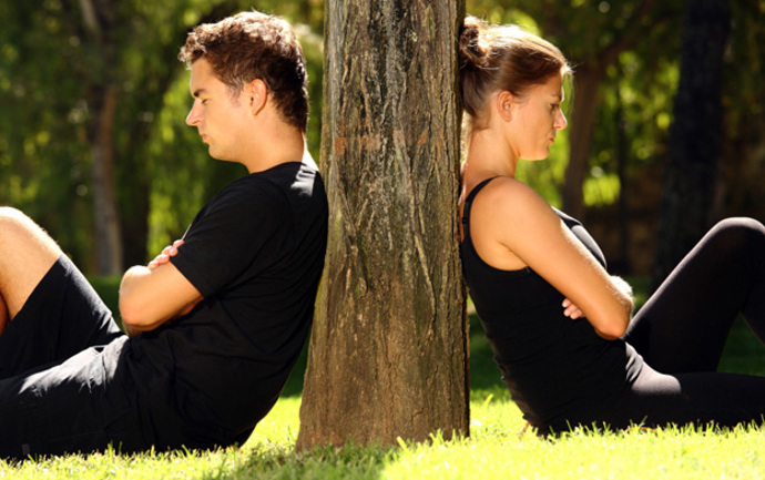 1. Nešetří slovy „miluji tě“, ale má na vás čas jen párkrát do měsíce. Krásný a pevný vztah nevyroste sám od sebe. Vyžaduje mnoho práce a úsilí z obou stran. Pokud si na vás partner najde čas jen někdy a ještě vás obviňuje ze zaneprázdněnosti, pusťte ho. Takový člověk touží po volnosti. Ne po intimním vztahu.